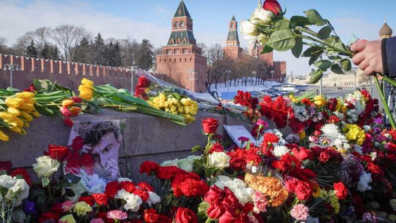 У Кремлёвского моста убрали мемориал, посвящённый Немцову