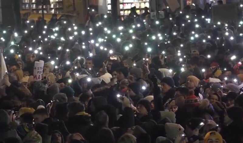 В Белграде протестующие начинают возводить баррикады после истечения ультиматума, выставленного оппозицией