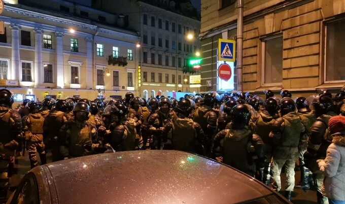 В Петербурге на акции задержали инвалида, одному участнику сломали палец