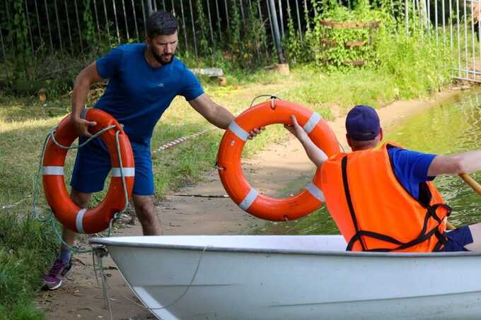 Подростка достали из воды на пляже в столичном районе Солнцево