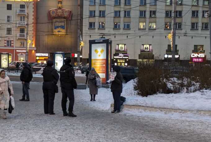 Активистка, вышедшая на пикет в день смерти Навального, уже третий день находится в задержании в отделе полиции в Мурманске