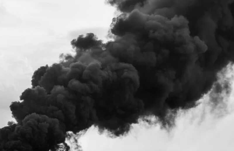 В Донецке возник пожар после удара по промышленной зоне