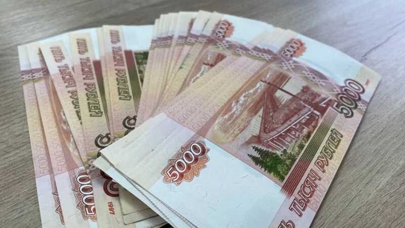 В Санкт-Петербурге ученик школы передал аферистам 10 миллионов рублей, которые принадлежали его матери