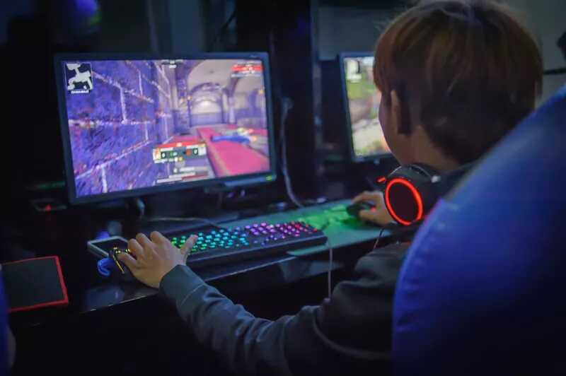 Школьник в Москве пытался задушить мать после проигрыша в игре Counter-Strike 2