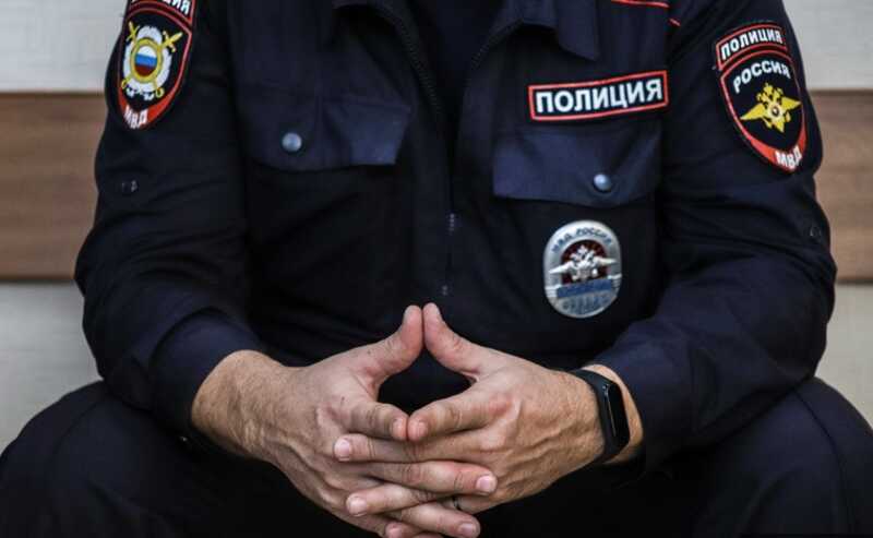 Три сотрудника полиции были задержаны за помощь таксистам в обмане участников программы «СВО» в аэропорту Шереметьево