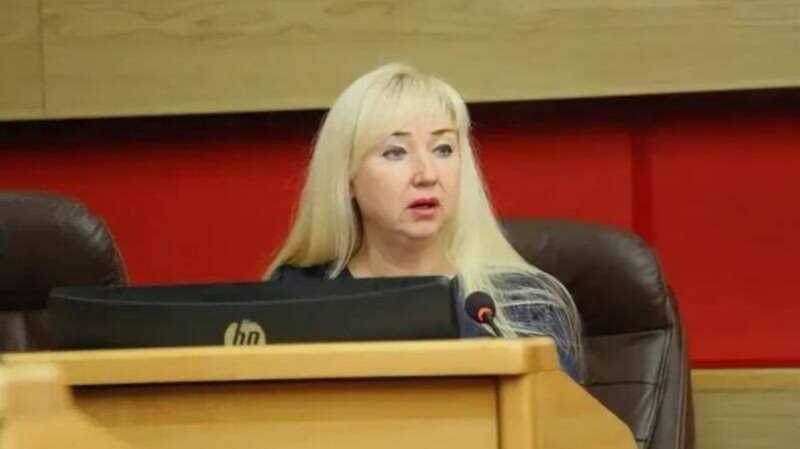Министр Марина Быругачева обвиняется в превышении полномочий при выделении квартир сиротам
