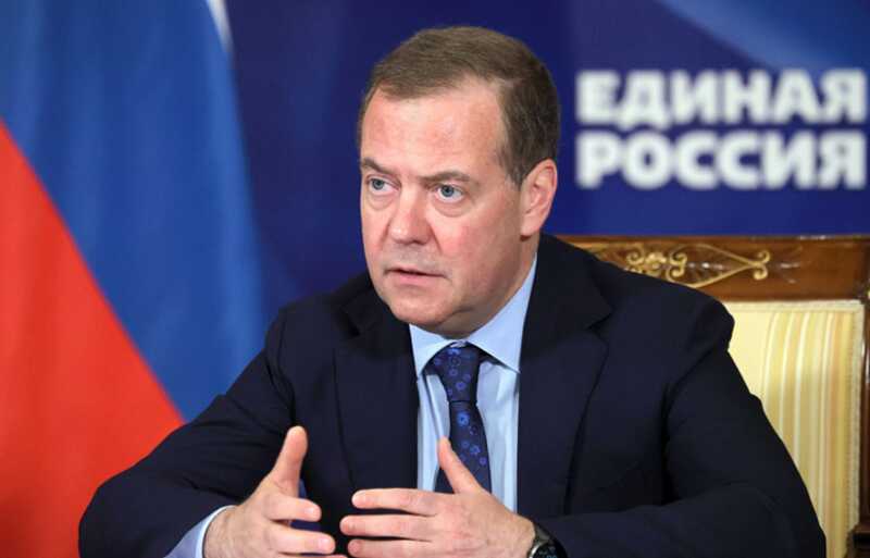 Дмитрий Медведев пообещал предоставить ответ на атаки Украины по аэродромам