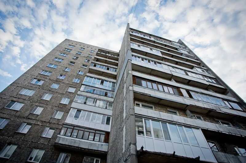 В Екатеринбурге на балконе жилого многоэтажного дома были замечены два обнажённых мужчины