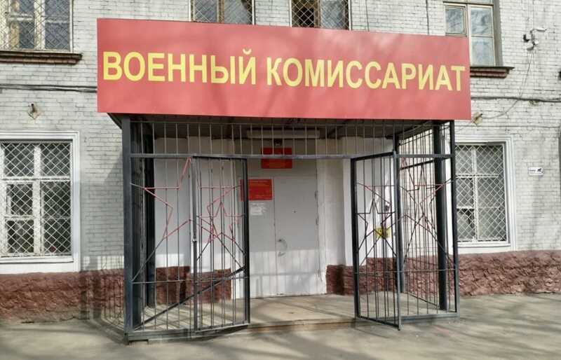 В Челябинске военкомат прикрепил на дверь призывника повестку с оскорблением