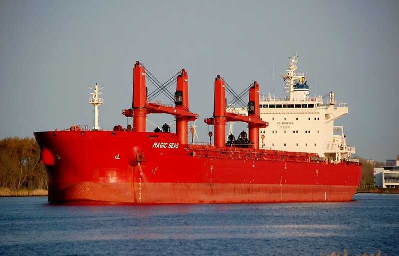 Хуситы нанесли удар по судам в Красном море: имеются погибшие, россиянин ранен