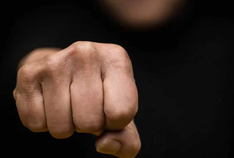В Москве произошел инцидент, в котором мужчина напал на девушку из-за снимков