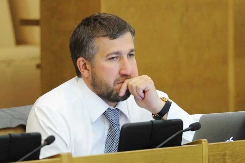 Семья с мальтийскими паспортами: расследование обнародовало двойную жизнь депутата Григория Аникеева