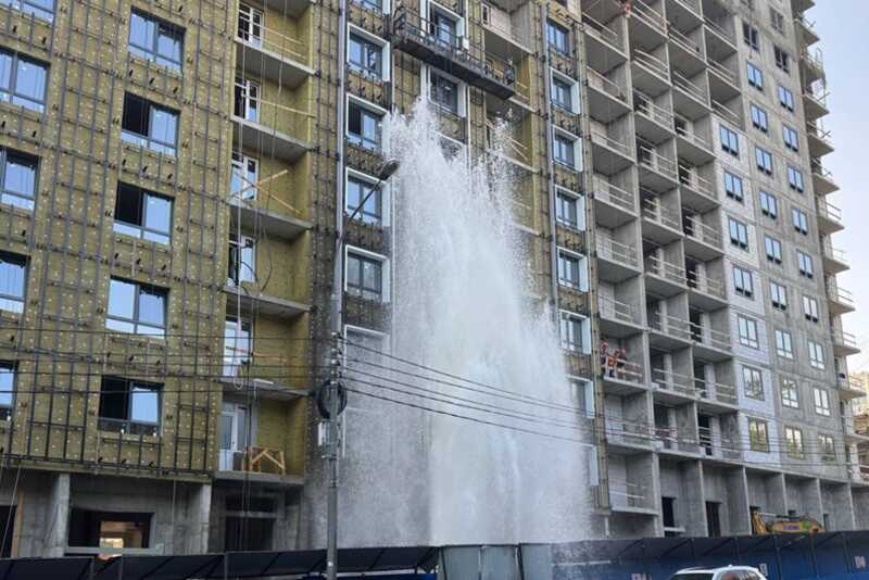 В западном районе Москвы случилась авария на трубопроводе