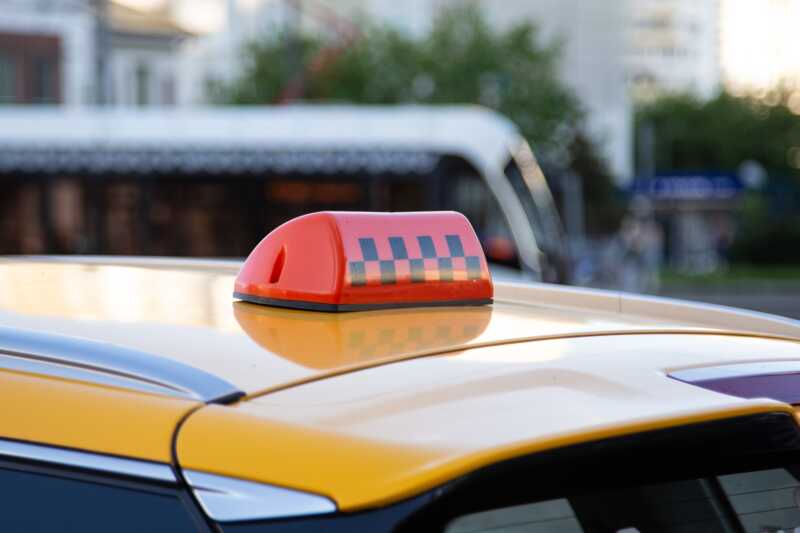 В Санкт-Петербурге мигрантам запрещено заниматься работой таксистов