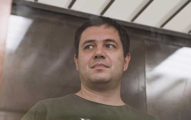 Главному редактору «Базы» Глебу Трифонову предлагают сделку: признание в обмен на освобождение журналистки