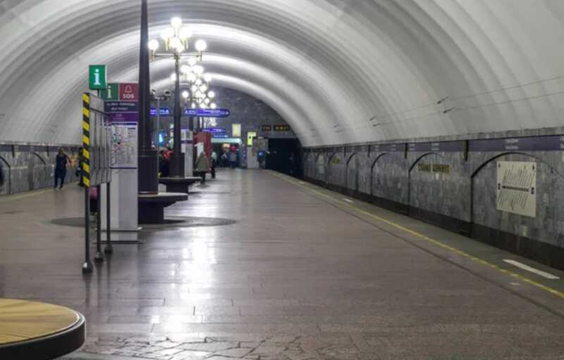 Петербуржцев не пустили в метро из-за севших электронных устройств
