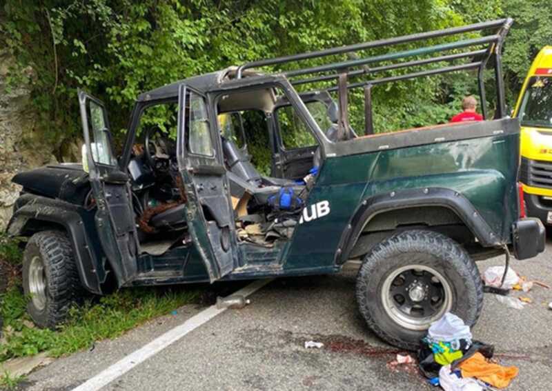 В интернете появились видеозаписи из Сочи, показавшие момент, когда УАЗ с пассажирами перевернулся