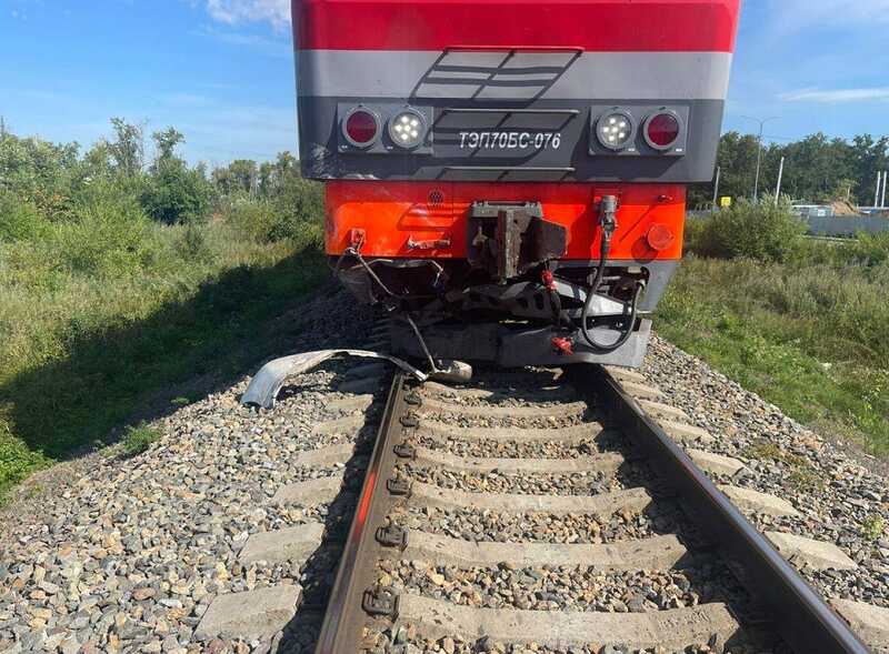 Под Благовещенском легковой автомобиль выехал на переезд: водитель скончался