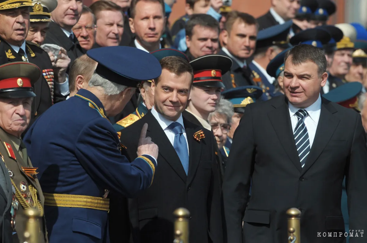 Анатолий Сердюков (справа от Дмитрия Медведева) на параде